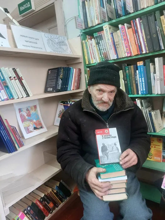 На фотографии участник Акции дарите книги с любовью! Валавичус Л.П.