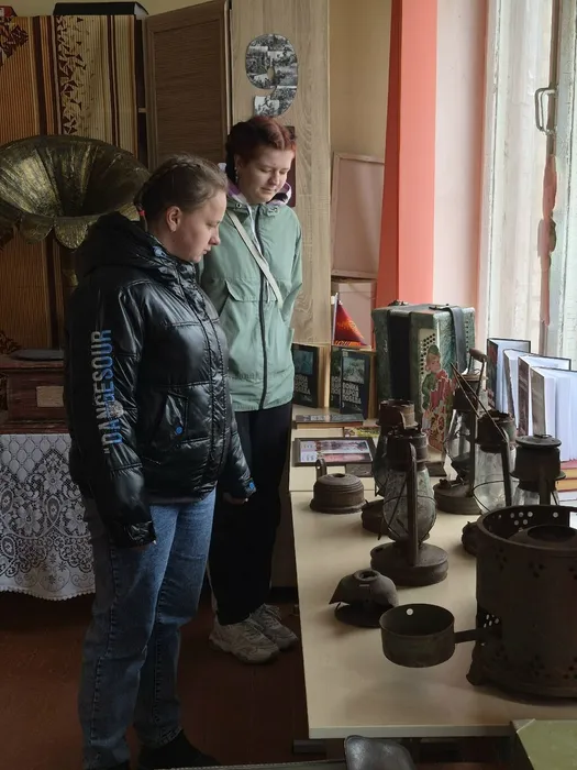 Юнышество знакомится с выставкой инсталяцией