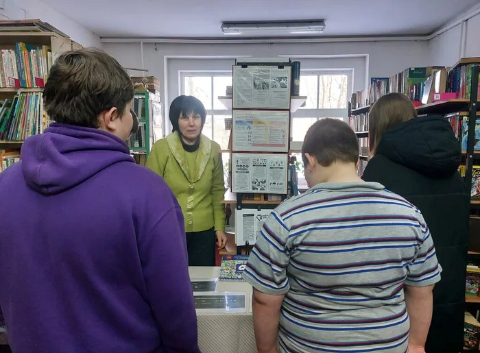 На фотографии библиотекарь расказывает о правилах поведения при угрозах террактов