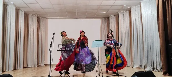 на фотографии фрагмент праздничной программы (1)