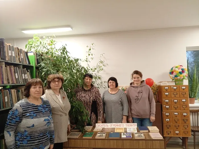 на фото участники литературного часа  (3)