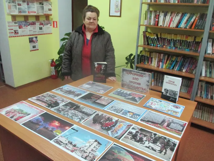 Наши читатели у выставки