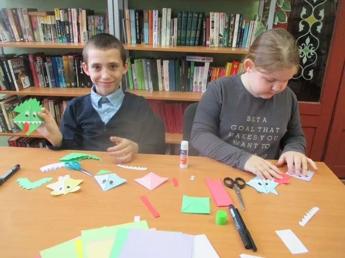 Матвей и Диана украшают поделки