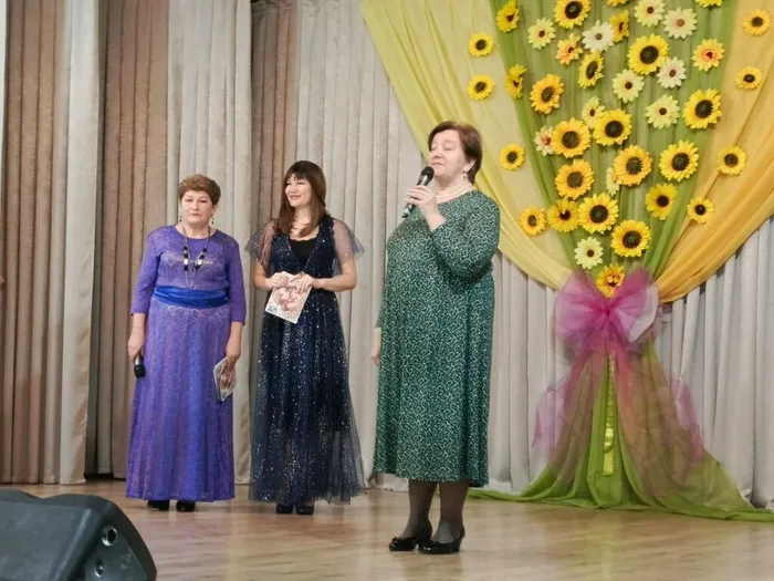 на фотографии ведущие и Татьяна Семеновна Ключникова