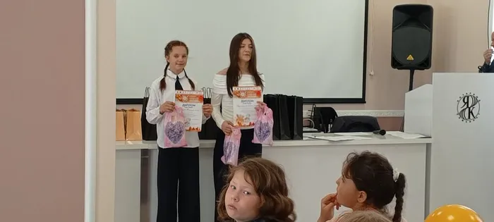 На фото фрагмент церемонии награждения победителей и участников конкурса Солнечный зайчик (4)