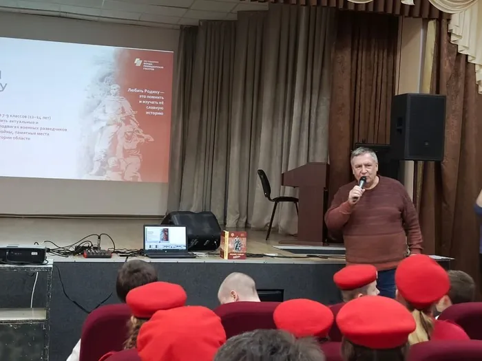 на фото автор проекта Виктор Медведев