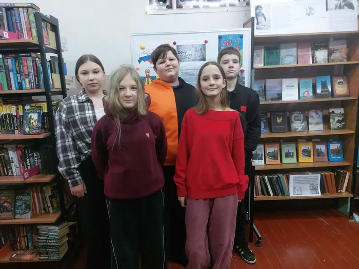 На фотографии участники библиотечного часа Спасители Руси – Минин и Пожарский