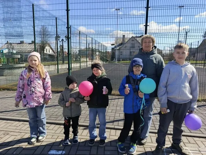 на фотографии участники конкурса рисунков