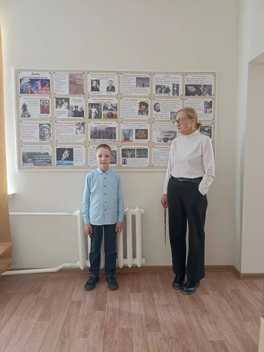 на фото юный посетитель иузея