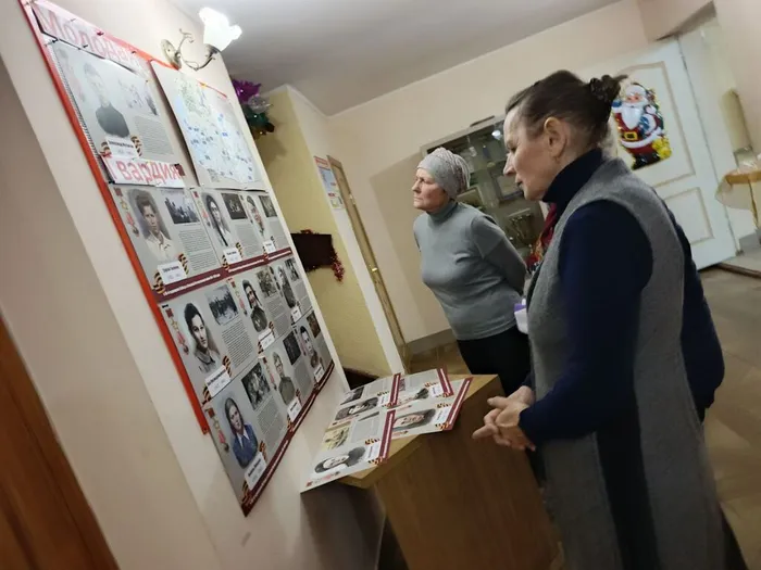 на фото посетители выставки  (2)