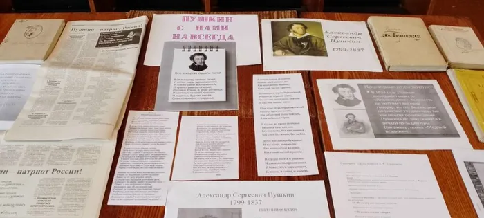 на фотографии выставка посвященная поэту