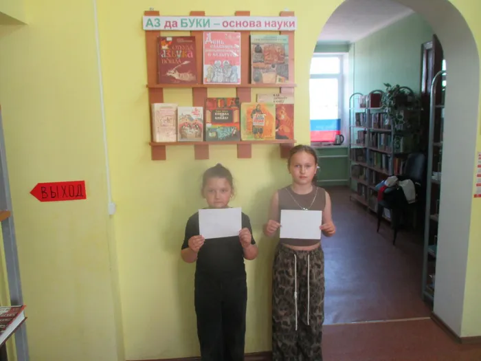У выставки Дарья и Вероника