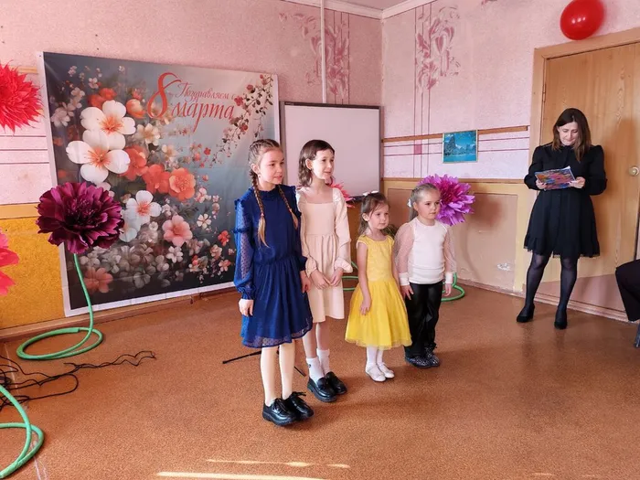 Смыкалова Таисия ,Никанорова Алёна,Никанорова Анна и Алфёрова София поют песнюМама