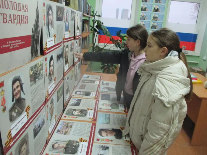 Девочки читают информацию