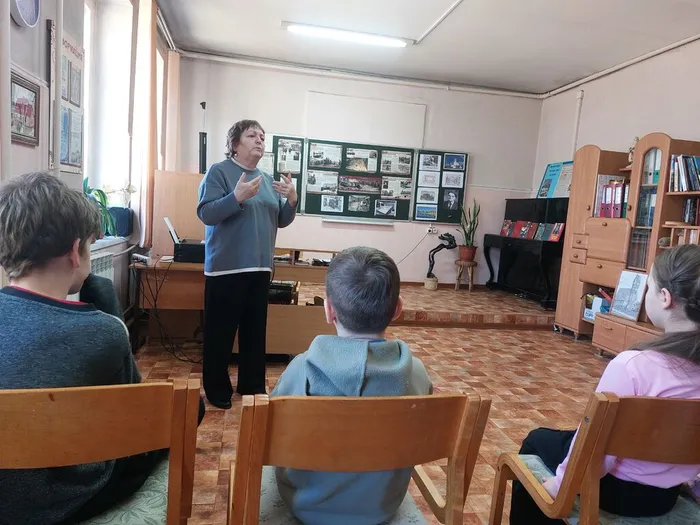 На фотографии Комарова Надежда Владимировна проводит музейное занятие  Подготовка штурма Кёнигсберга