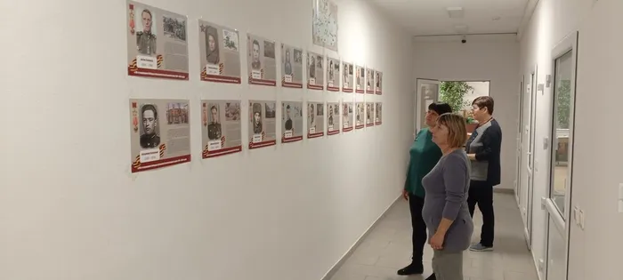 на фотографии первые посетители выставки (1)