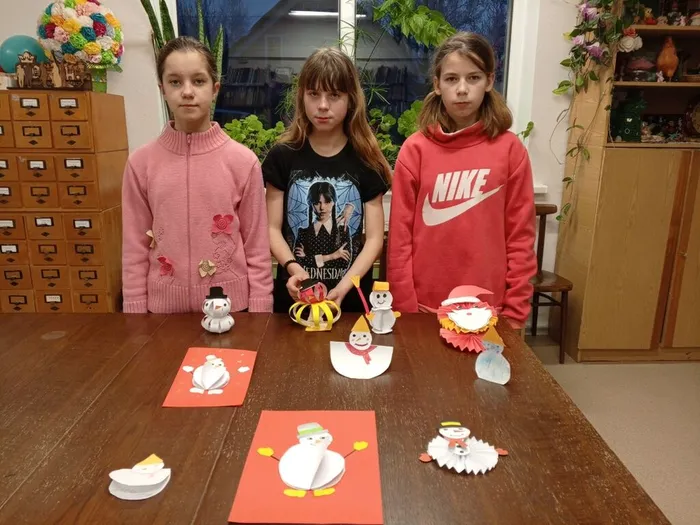 на фотографии ребята с готовыми работами (1)