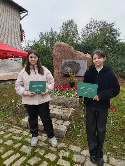 Чтецы Гусева Кристина и Смыкалова Дарья