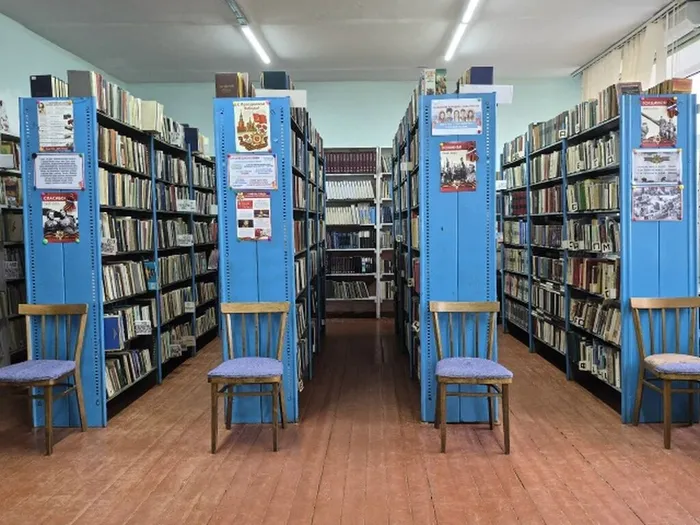 Стена памяти на стелажах повящена Пебеде в Великой Отечественной войне