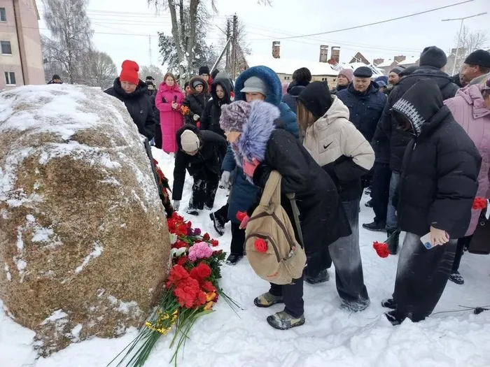 на фото возложение цветов