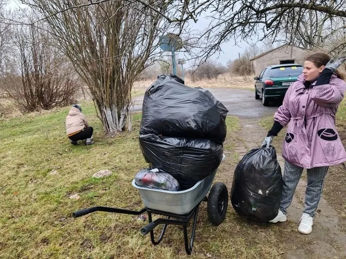 на фотографии субботник