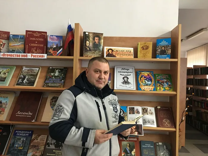 на фото Азарных А.В. читает Пушкина.JPG