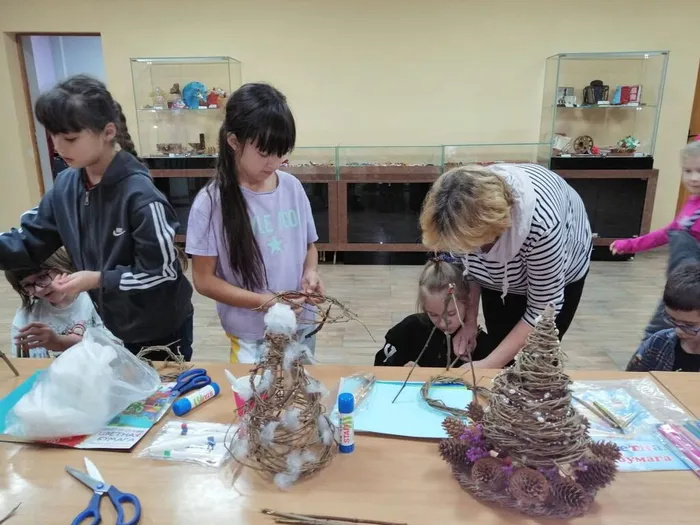 на фото участники мастер класса за работой