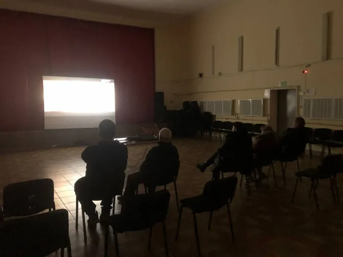 на фотографии показ фильма (2)