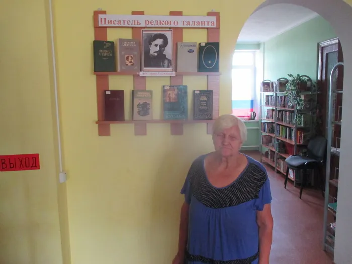 У выставки Валентина Михайловна