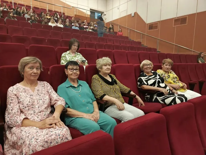 на фото участницы любительского объединения в зрительном зале