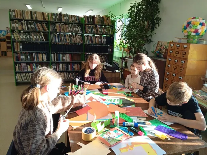 на фотографии ребята за работой