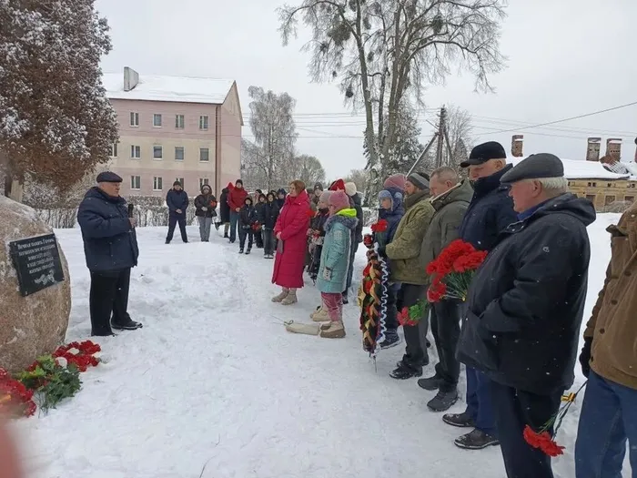 на фото Николай Анатольевич Рогалин выступает перед собравшимися