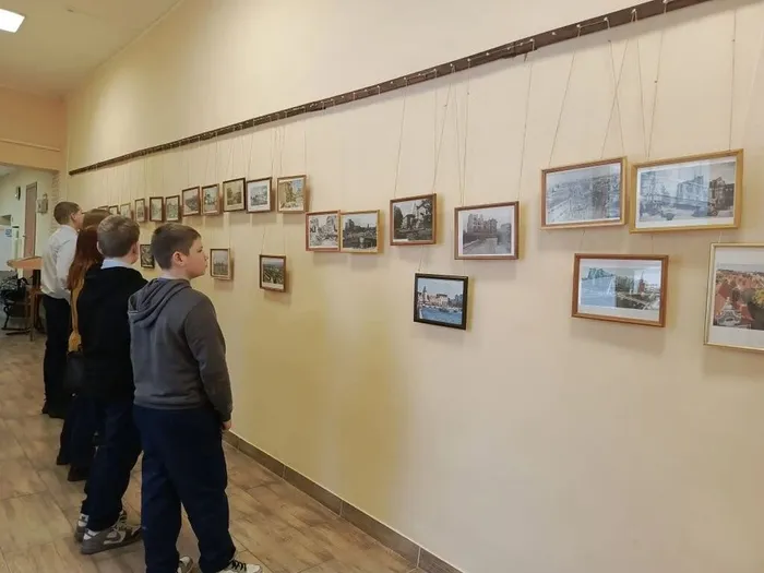 на фотографии ребята знакомятся с выставкой