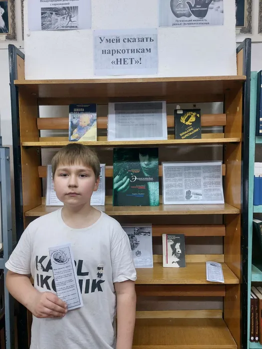 На фотографии читатель библиотеки после знакомства с выставкой