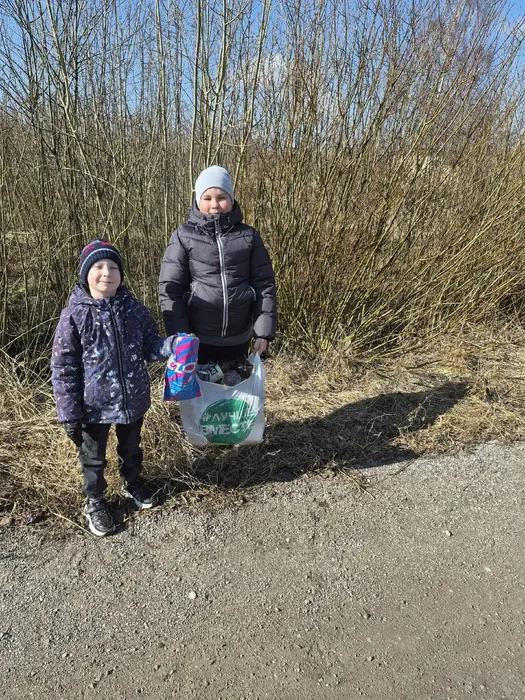 Собрали более десяти пакетов мусора