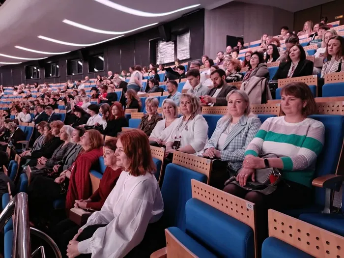 на фотографии пленарное заседание