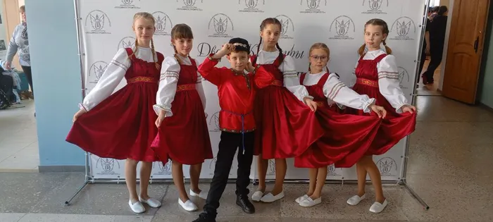 на фотографии танцевальный коллектив Росинка (2)