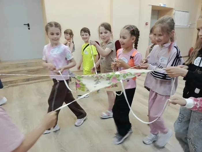 на фото ребята выполняют задание
