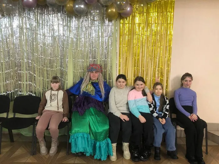 на фотографии участники игровой программы (4)