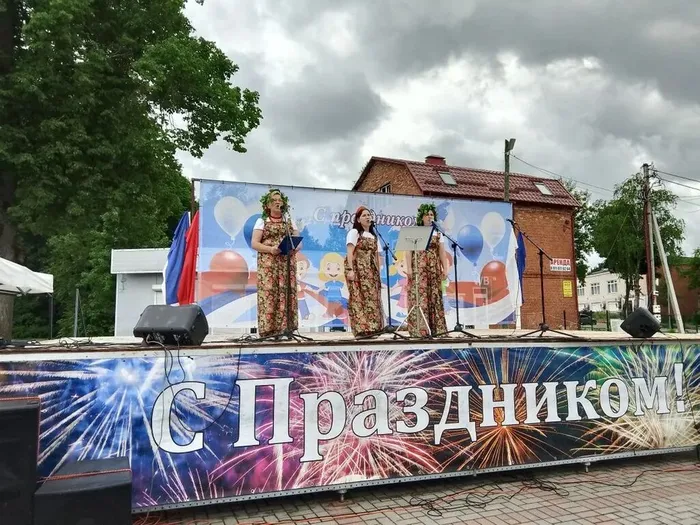 Сотрудники Побединского СДК и библиотеки исполняют песню Россия вольная-душа