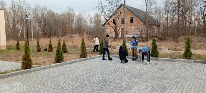 на фотографии сотрудники учреждения убирают территорию  (2)
