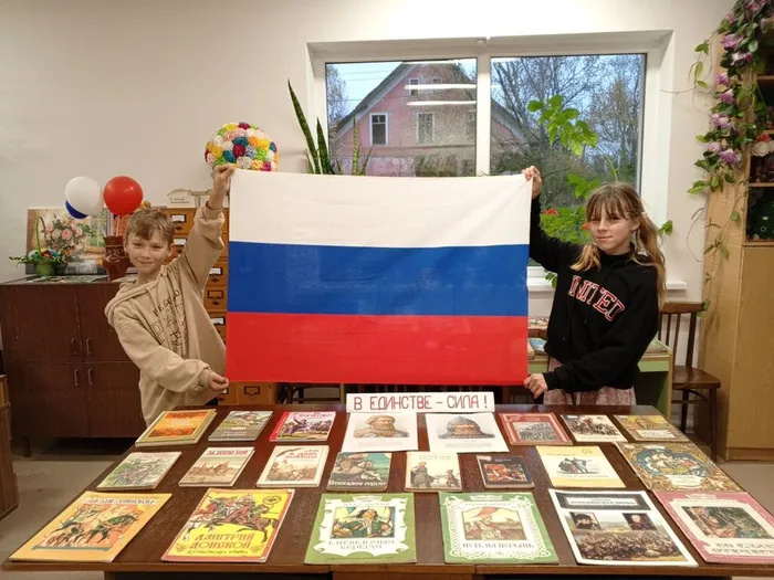 на фото посетители выставки
