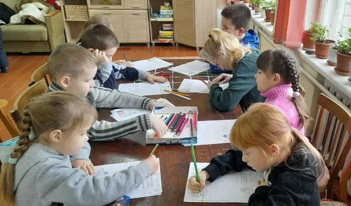 Младшие участники акции рисуют письма