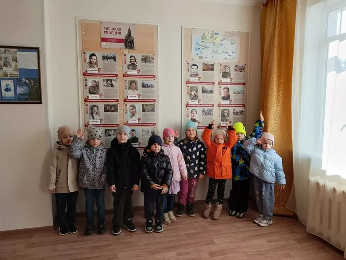 на фотографии юные посетители музея