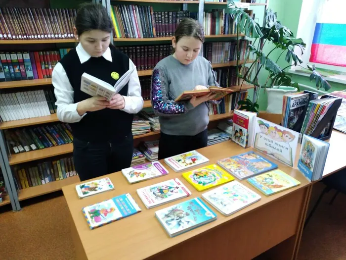 девочки выбрали книги для чтения
