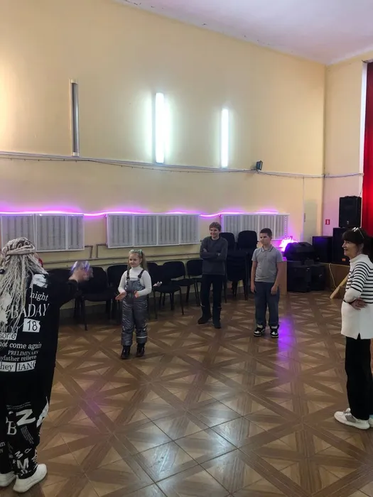 на фотографии участники игровой программы (2)