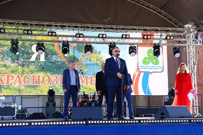 на сцене Дмитрий Анатольевич Чубарев и почетные гости