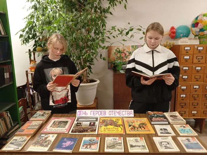 на фотографии посетитель библиотеки (1)