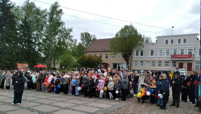 Жители и гости п.Добровольск на митинге
