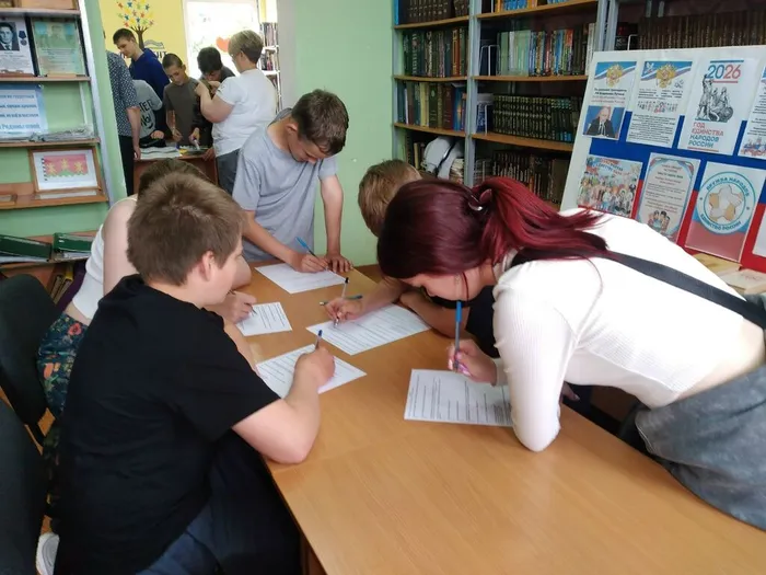 Ребята заполняют анкеты